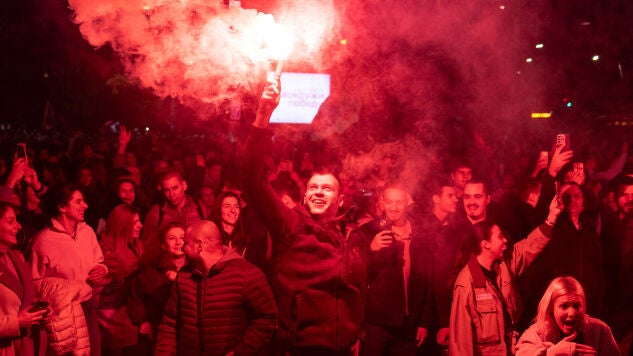 Los partidarios del partido Estudiantil de Serbia celebran en las calles despu&eacute;s de que Aleksandar Vucic reconociera su derrota en las elecciones parlamentarias