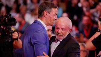 Pedro S&aacute;nchez y Lula da Silva se abrazan durante un acto