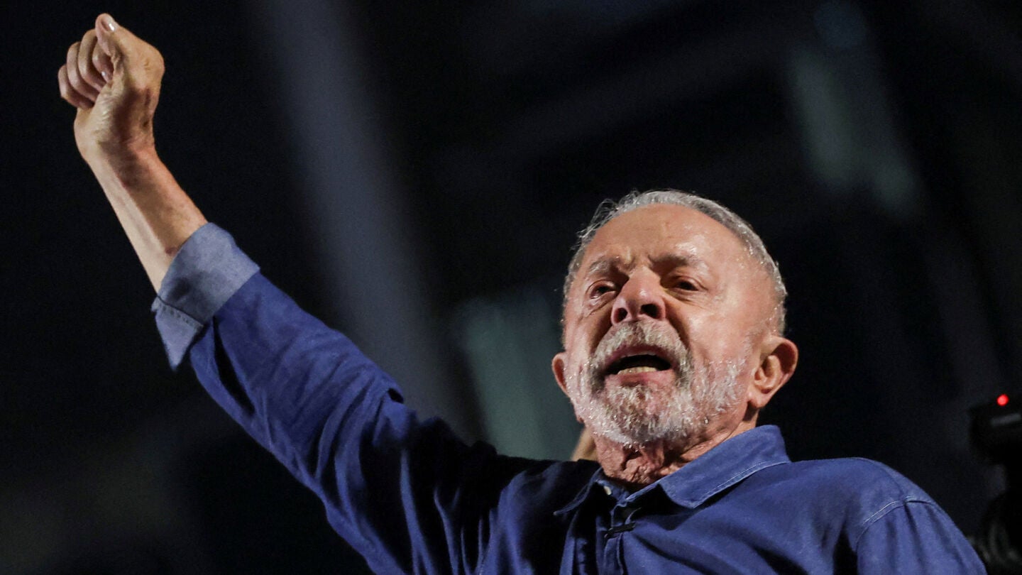 El presidente de Brasil, Lula da Silva, candidato a la reelecci&oacute;n por el Partido de los Trabajadores (PT), hace gestos mientras se dirige a sus seguidores tras su victoria en la segunda vuelta de las elecciones presidenciales en Brasil.