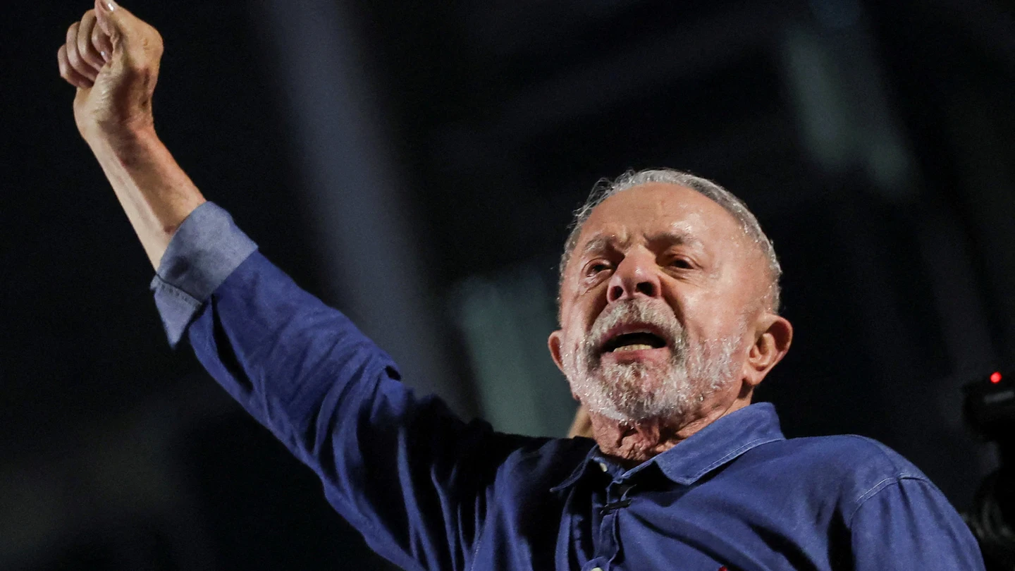 El presidente de Brasil, Lula da Silva, candidato a la reelección por el Partido de los Trabajadores (PT), hace gestos mientras se dirige a sus seguidores tras su victoria en la segunda vuelta de las elecciones presidenciales en Brasil. El presidente de Brasil, Lula da Silva, candidato a la reelección por el Partido de los Trabajadores (PT), hace gestos mientras se dirige a sus seguidores tras su victoria en la segunda vuelta de las elecciones presidenciales en Brasil.