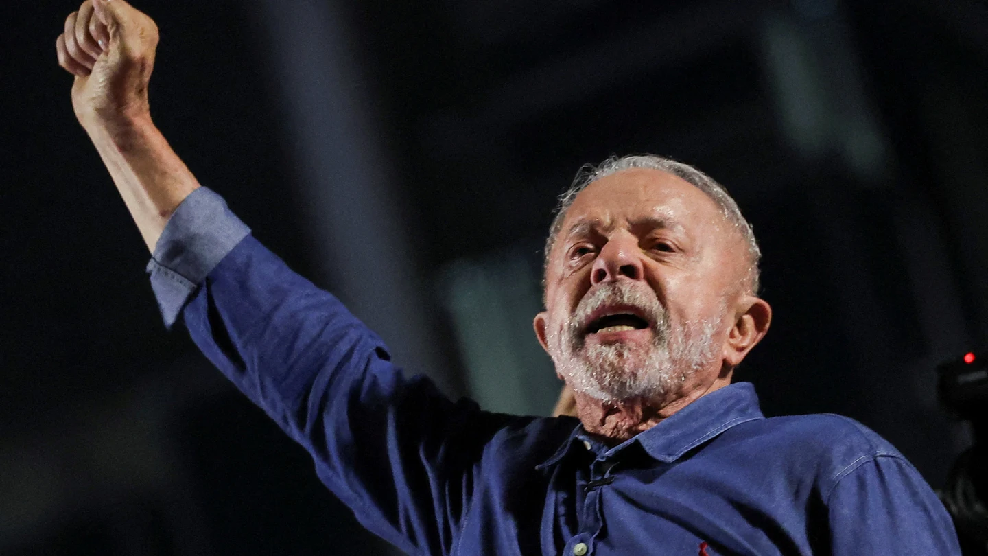 El presidente de Brasil, Lula da Silva, candidato a la reelección por el Partido de los Trabajadores (PT), hace gestos mientras se dirige a sus seguidores tras su victoria en la segunda vuelta de las elecciones presidenciales en Brasil. El presidente de Brasil, Lula da Silva, candidato a la reelección por el Partido de los Trabajadores (PT), hace gestos mientras se dirige a sus seguidores tras su victoria en la segunda vuelta de las elecciones presidenciales en Brasil.