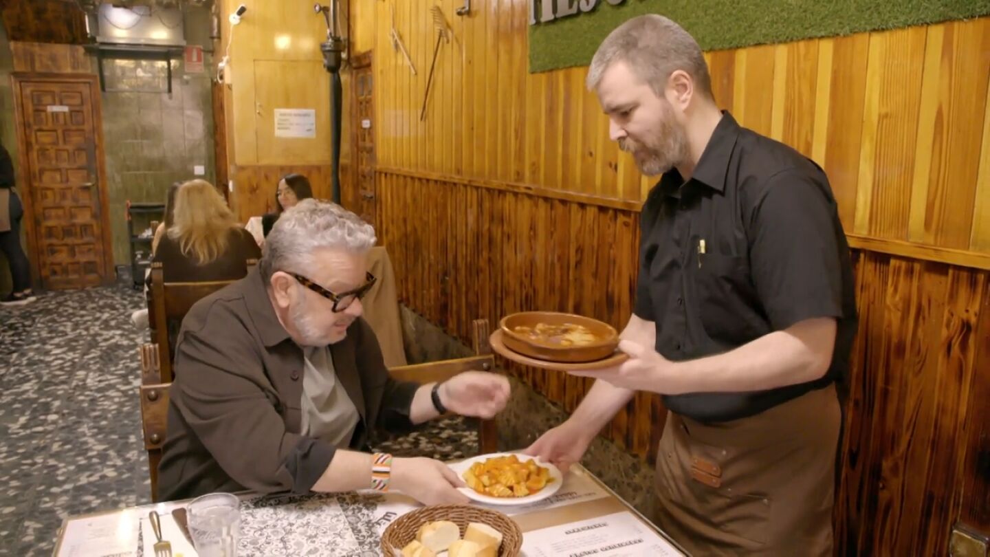 Chicote cata el men&uacute; del Mes&oacute;n Tino 2.0, en Vallecas: "Las patatas han pasado m&aacute;s fr&iacute;o que Jon Nieve en el muro"