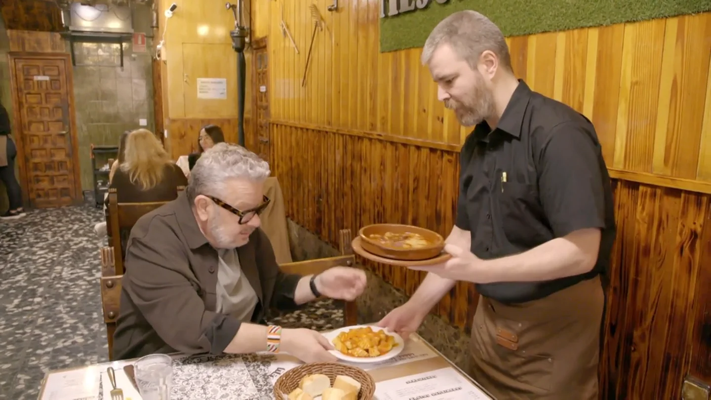 Chicote cata el menú del Mesón Tino 2.0, en Vallecas: "Las patatas han pasado más frío que Jon Nieve en el muro" Chicote cata el menú del Mesón Tino 2.0, en Vallecas: "Las patatas han pasado más frío que Jon Nieve en el muro"
