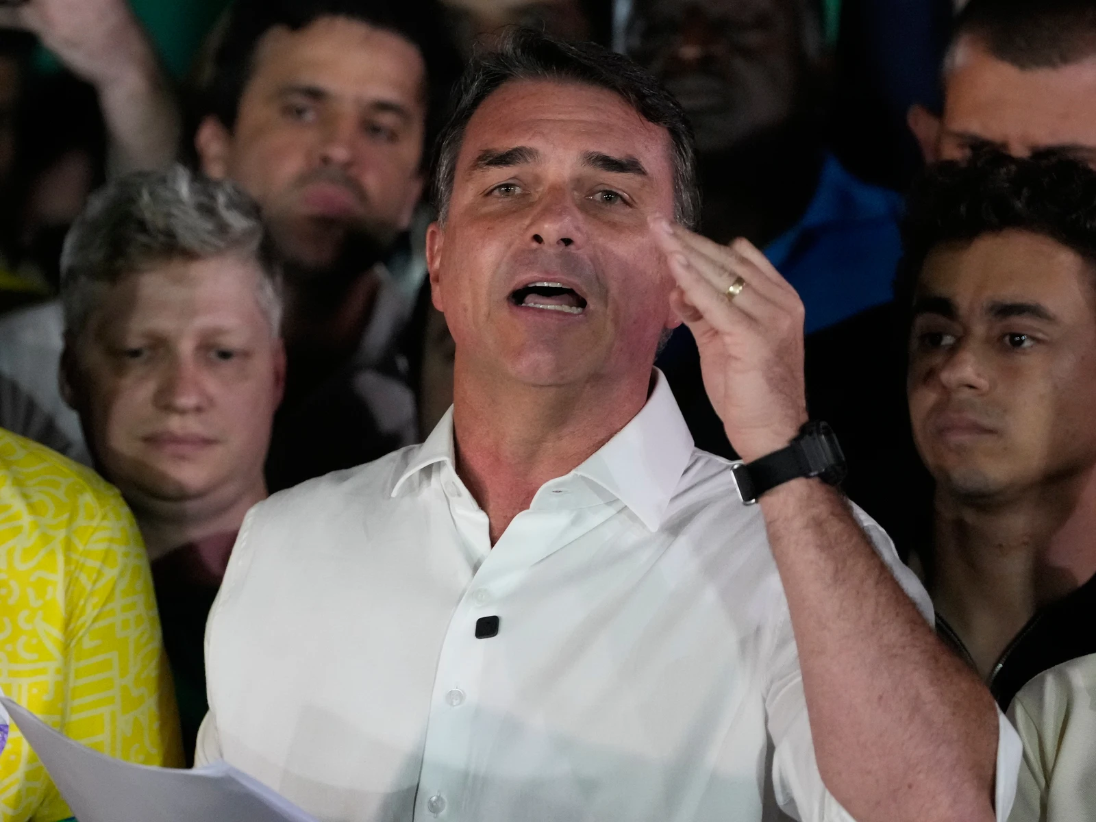 Flávio Bolsonaro impugna elección y desafía victoria de Lula en Brasil Flávio Bolsonaro impugna elección y desafía victoria de Lula en Brasil