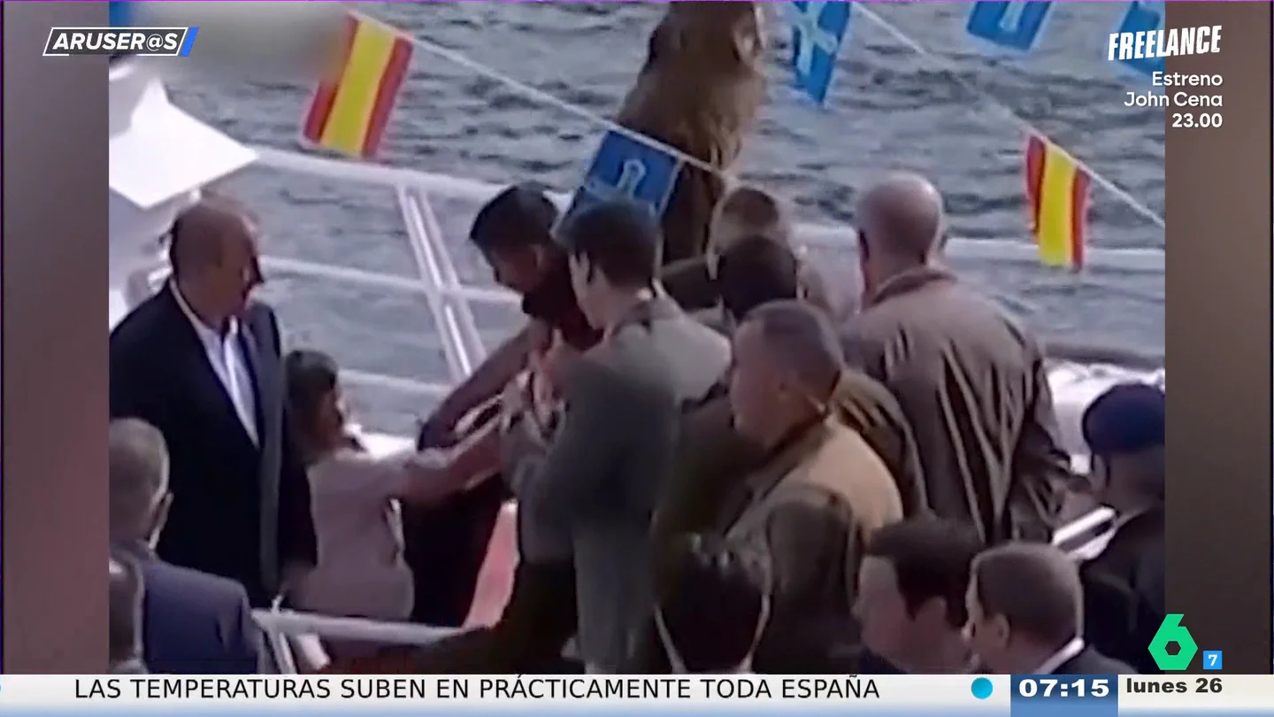 La reacción viral de la infanta Sofía a la caída de la reina Letizia en un barco en Llanes: "Se empieza a desternillar de risa" La reacción viral de la infanta Sofía a la caída de la reina Letizia en un barco en Llanes: "Se empieza a desternillar de risa"