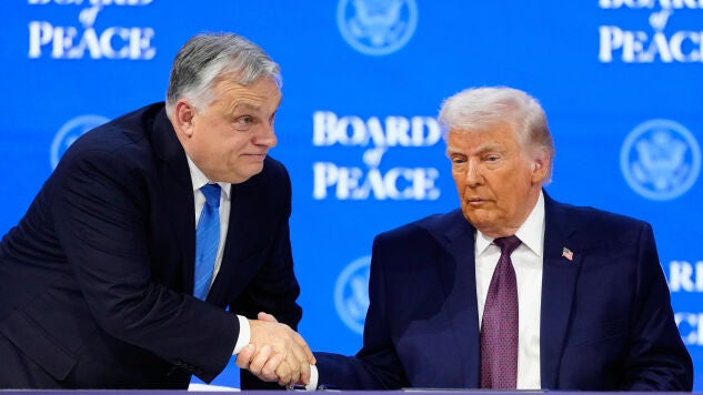 El presidente Donald Trump estrecha la mano del ex primer ministro de Hungr&iacute;a, Viktor Orb&aacute;n en una imagen de archivo