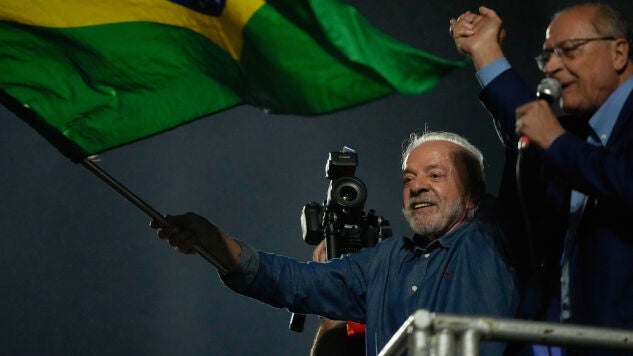 Lula da Silva ondea una bandera de Brasil tras su victoria en las elecciones presidenciales de 2026 frente a Flavio Bolsonaro