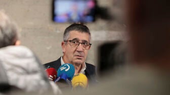 El portavoz del grupo socialista en el Congreso, Patxi L&oacute;pez, atiende a los medios de comunicaci&oacute;n