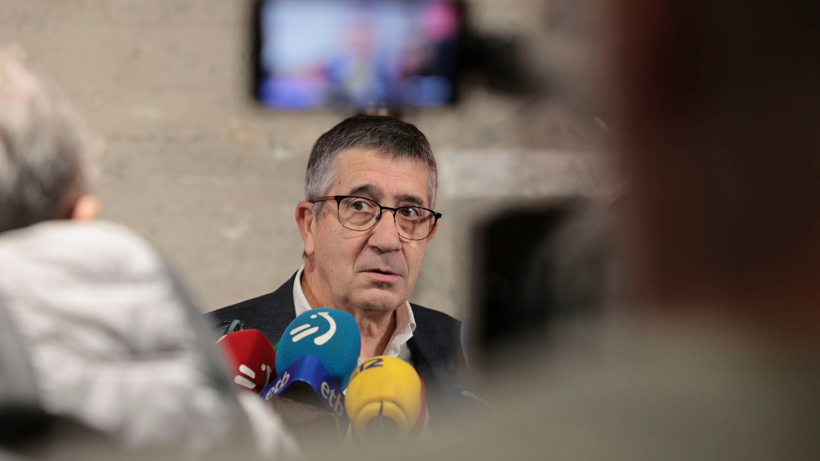 El portavoz del grupo socialista en el Congreso, Patxi L&oacute;pez, atiende a los medios de comunicaci&oacute;n