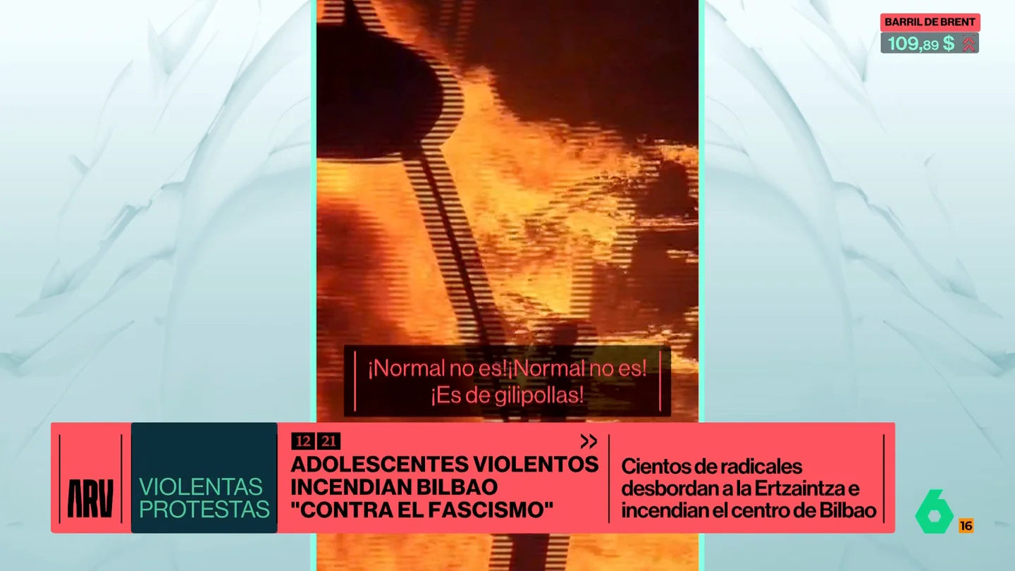 La reacción de una vecina de Bilbao al ver cómo jóvenes encapuchados siembran el caos: "No es normal. Es de gilipollas" La reacción de una vecina de Bilbao al ver cómo jóvenes encapuchados siembran el caos: "No es normal. Es de gilipollas"