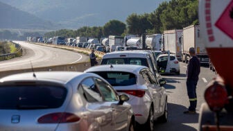 La huelga indefinida del metal en la Regi&oacute;n de Murcia ha comenzado esta medianoche con cortes de tr&aacute;fico en los accesos al Valle de Escombreras y al pol&iacute;gono industrial de Los Camachos, en Cartagena.