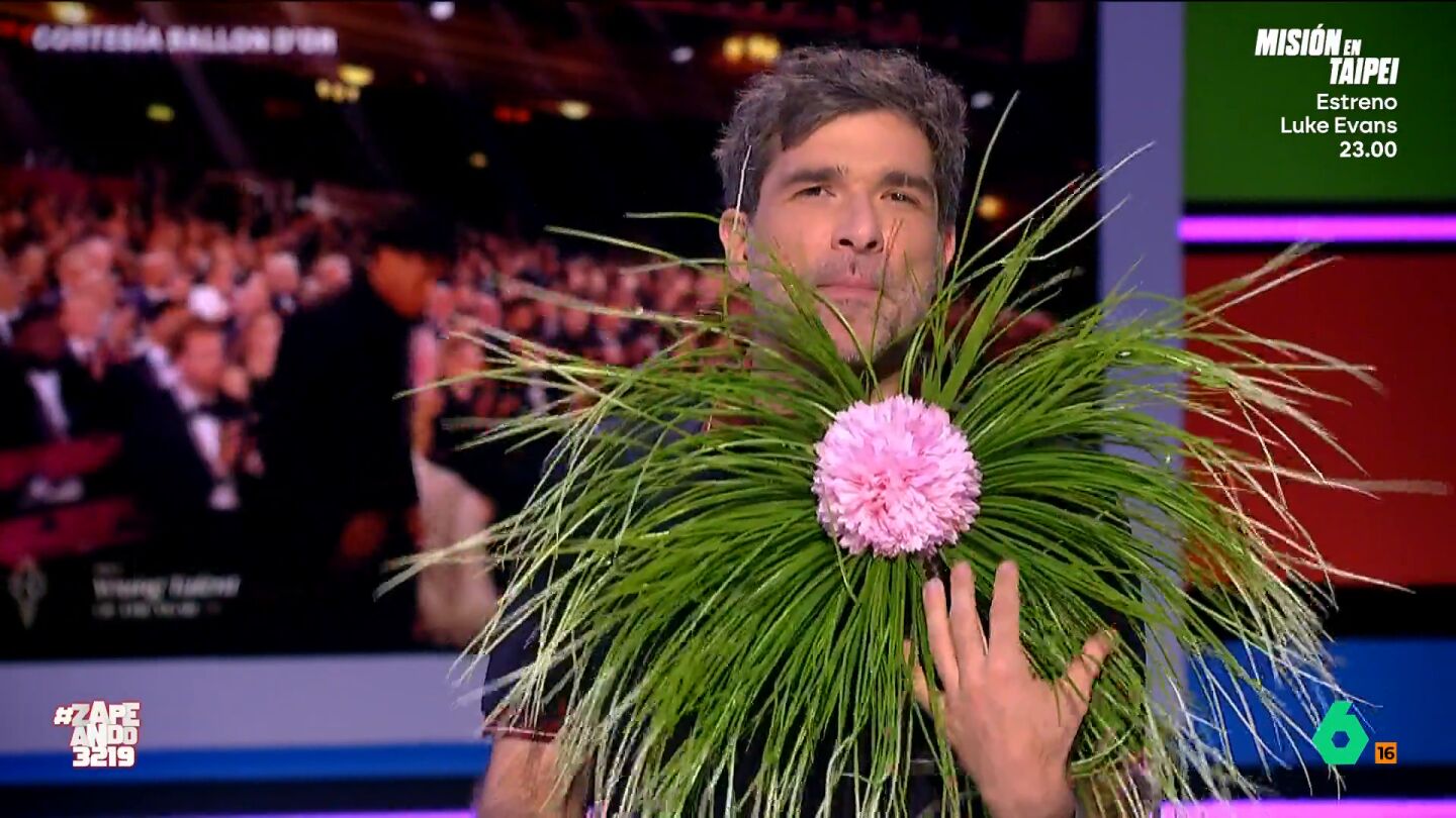 Lamine Yamal no pudo llevarse el Bal&oacute;n de Oro, pero s&iacute; acapar&oacute; todos los focos por su broche rosa de Chanel. Nacho Garc&iacute;a se apunta al estilismo y le ve utilidad: "Los mismo te sirve para atracar un banco, que para ir de picnic y te piquen las avispas".