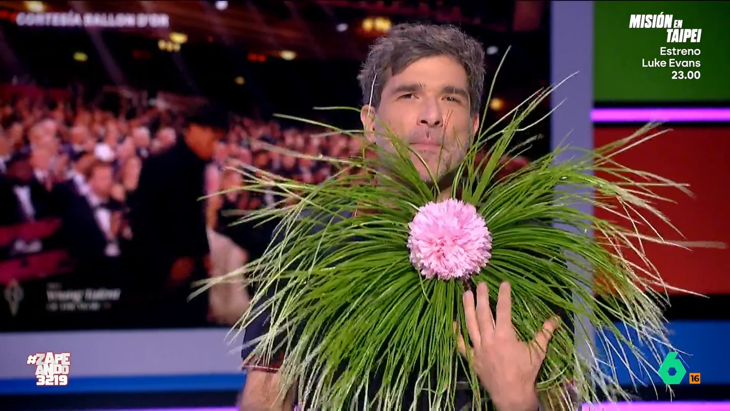 El broche de Lamine Yamal en el Balón de Oro ya crea tendencia: Nacho García le copia el "comodísimo" estilismo Lamine Yamal no pudo llevarse el Balón de Oro, pero sí acaparó todos los focos por su broche rosa de Chanel. Nacho García se apunta al estilismo y le ve utilidad: "Los mismo te sirve para atracar un banco, que para ir de picnic y te piquen las avispas".