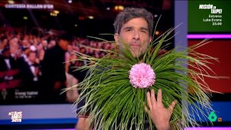 Lamine Yamal no pudo llevarse el Bal&oacute;n de Oro, pero s&iacute; acapar&oacute; todos los focos por su broche rosa de Chanel. Nacho Garc&iacute;a se apunta al estilismo y le ve utilidad: "Los mismo te sirve para atracar un banco, que para ir de picnic y te piquen las avispas".