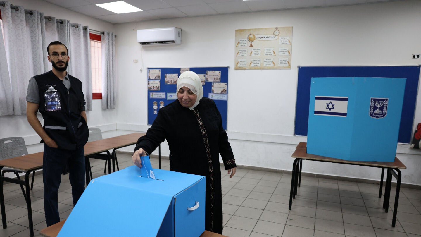 Una mujer vota durante las elecciones nacionales en la ciudad árabe de Umm al-Fahm, al norte de Israel