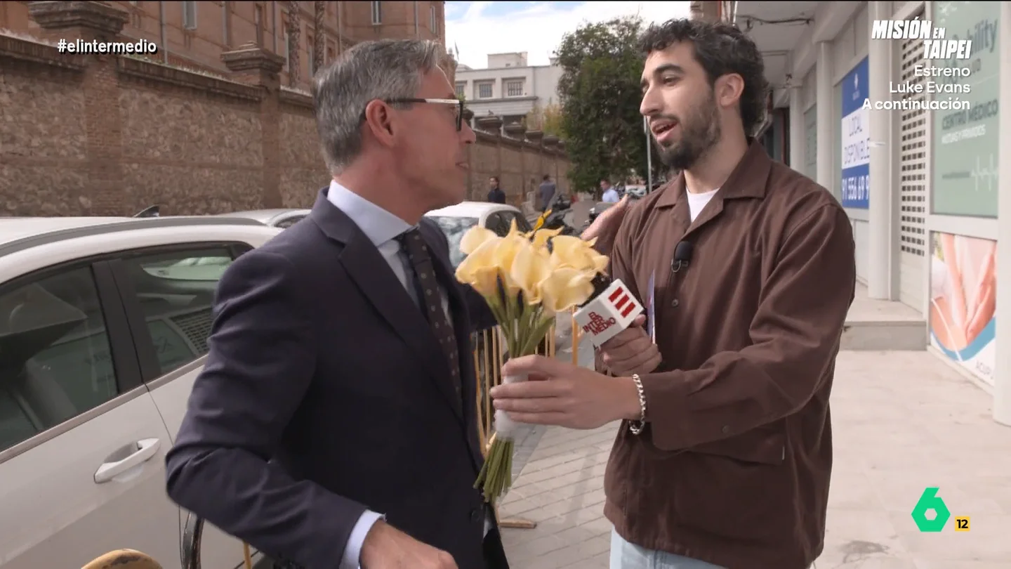 Isma Juárez intenta dar a Alfonso Serrano un ramo de flores que "consolida" el "matrimonio" con Vox El día que se ha hecho oficial el "matrimonio" entre PP y Vox en el Senado, Isma Juárez pregunta a los políticos populares por este pacto y pregunta a Cayetana Álvarez de Toledo y Alberto Nadal si ya se ven como ministros.