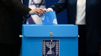 Un Israel dividido decide si avala a Netanyahu o apuesta por cambio en primeras elecciones desde el 7-O