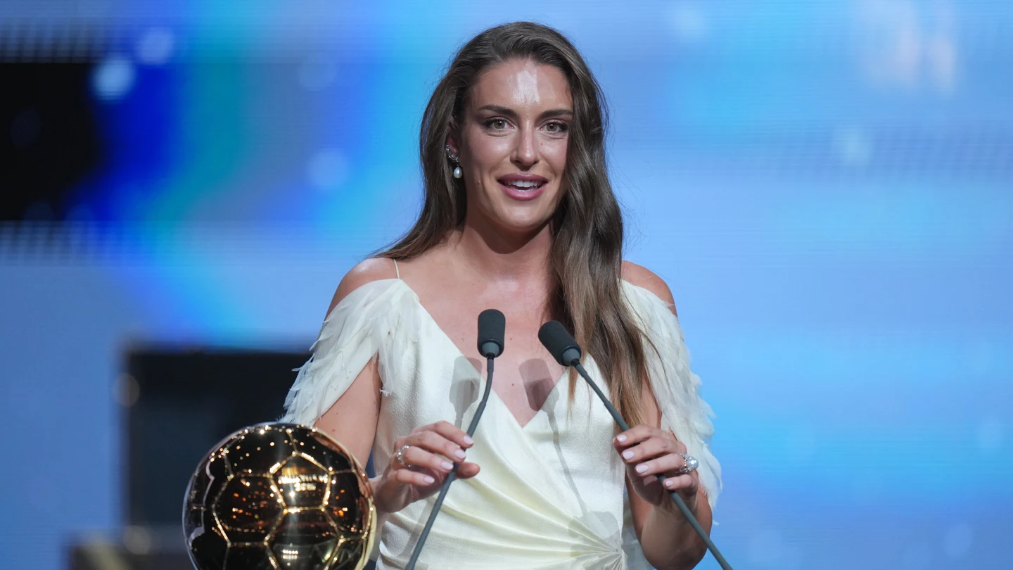Alexia Putellas, junto a su tercer Balón de Oro Alexia Putellas, junto a su tercer Balón de Oro