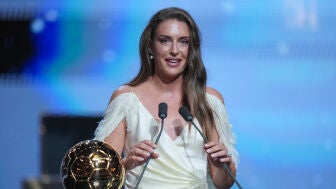 Alexia Putellas, junto a su tercer Bal&oacute;n de Oro