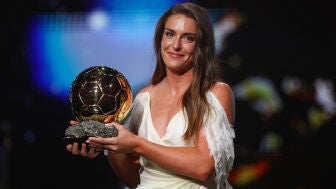 Alexia Putellas levanta su tercer Bal&oacute;n de Oro en la ceremonia de 2026