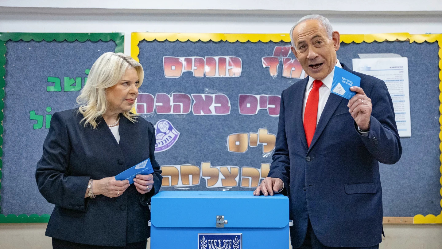Benjamin Netanyahu vota en las elecciones de Israel junto a su mujer Benjamin Netanyahu vota en las elecciones de Israel junto a su mujer