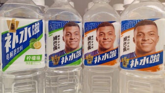 Mbapp&eacute;, imagen de diversos productos chinos