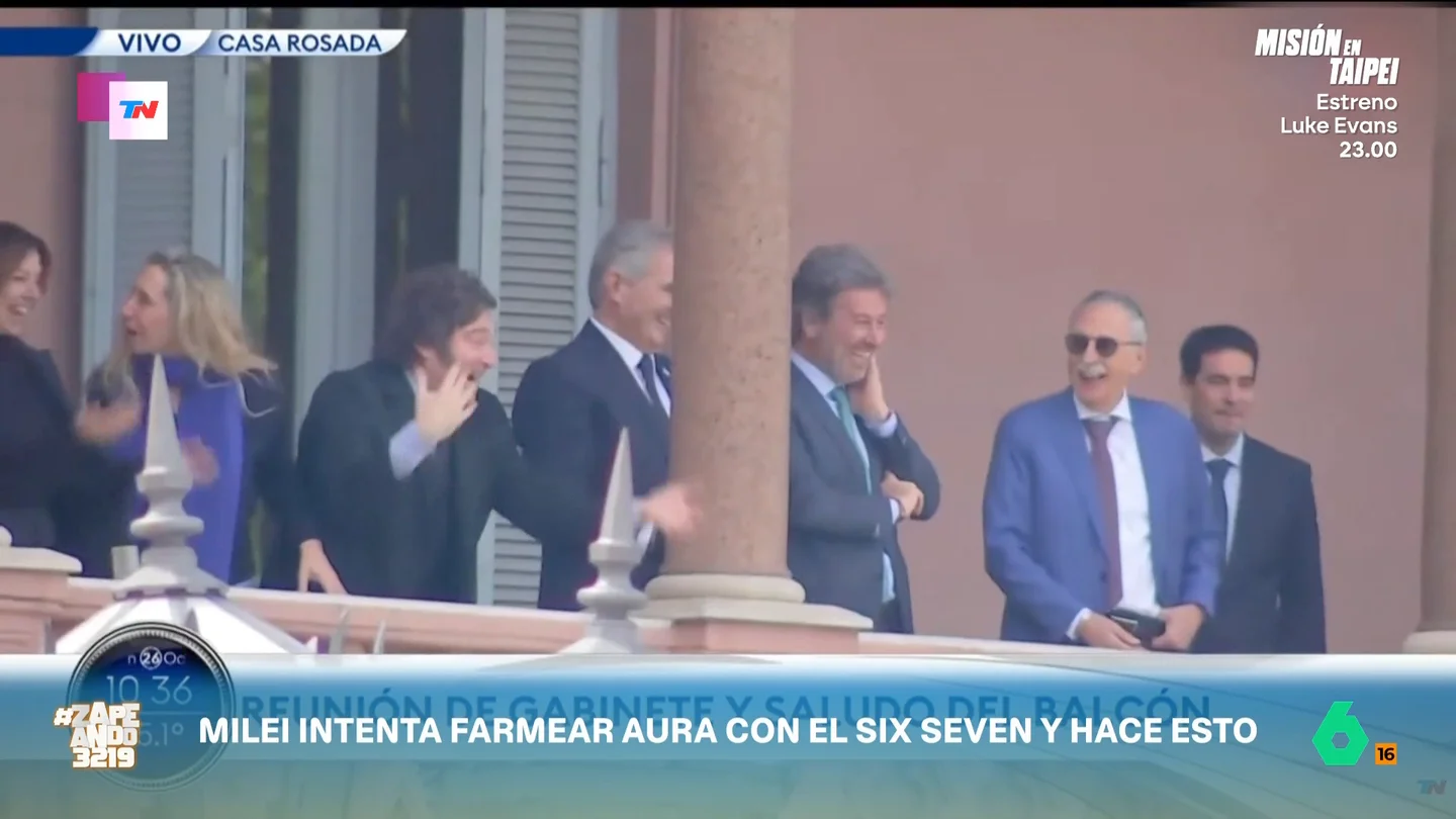 Javier Milei se atreve con el 'six seven' y le sale regular: "No queda claro si estaba farmeando aura o haciendo el baile del gorila" Desde el balcón de la Casa Rosada, a Javier Milei le daba por intentar ir de joven, pero todavía le queda perfeccionar el gesto del 'six seven' o lo de 'farmear aura'. Así reacciona Nacho García en este vídeo.