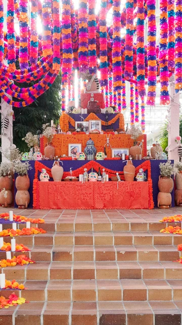 Altar de muertos en el Invernadero del Palacio de Cristal de Arganzuela Altar de muertos en el Invernadero del Palacio de Cristal de Arganzuela