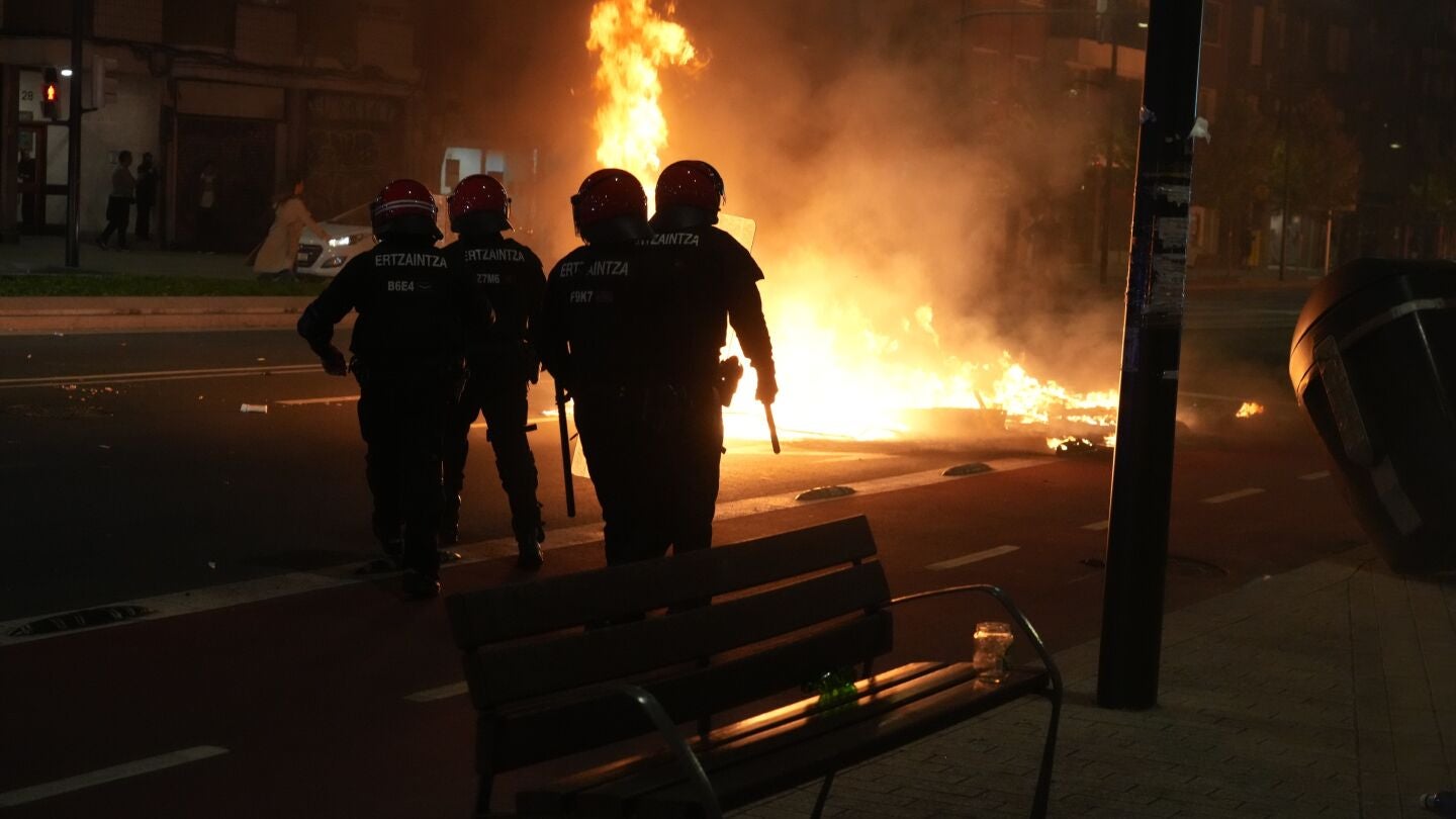 Ertzainas en los incidentes de Bilbao