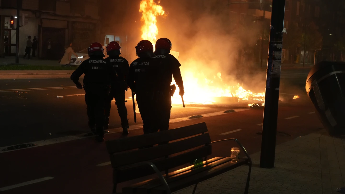 Ertzainas en los incidentes de Bilbao Ertzainas en los incidentes de Bilbao