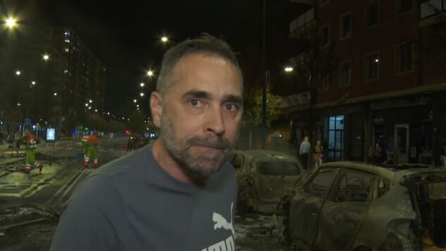 Un vecino de Bilbao estalla tras ver que han quemado su coche.