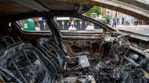  Coches calcinados por los disturbios de la pasada noche en el barrio bilba&iacute;no de Deusto.