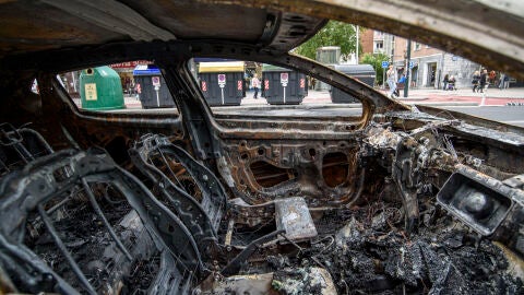  Coches calcinados por los disturbios de la pasada noche en el barrio bilba&iacute;no de Deusto.