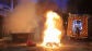 Los bomberos extinguen un fuego durante una manifestaci&oacute;n de estudiantes y de colectivos 'antifascistas' por el centro de Bilbao "contra el fascismo"