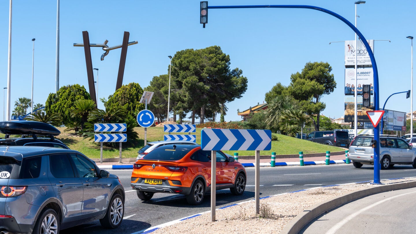 Coches respetando la nueva semaforizaci&oacute;n