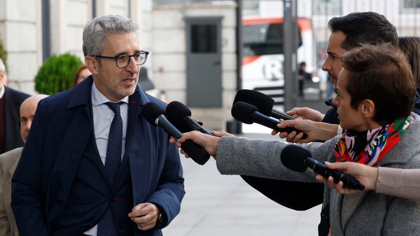 El ministro de Hacienda, Arcadi Espa&ntilde;a, atiende a los medios a su llegada al Congreso de los Diputados
