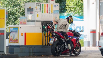 Repostando una moto sin bajarse de ella.