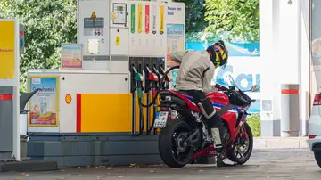 Repostando una moto sin bajarse de ella. Repostando una moto sin bajarse de ella.