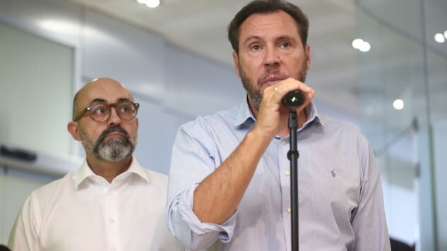 El ministro de Transportes y Movilidad Sostenible, &Oacute;scar Puente, durante una rueda de prensa, en el Centro de Gesti&oacute;n de Red H24 de Adif,