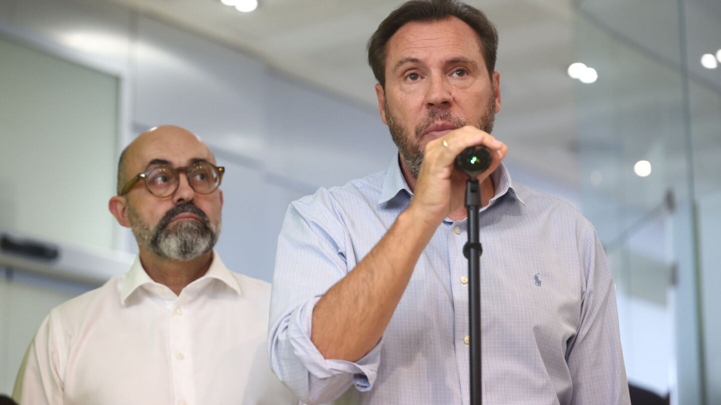 El ministro de Transportes y Movilidad Sostenible, &Oacute;scar Puente, durante una rueda de prensa, en el Centro de Gesti&oacute;n de Red H24 de Adif,