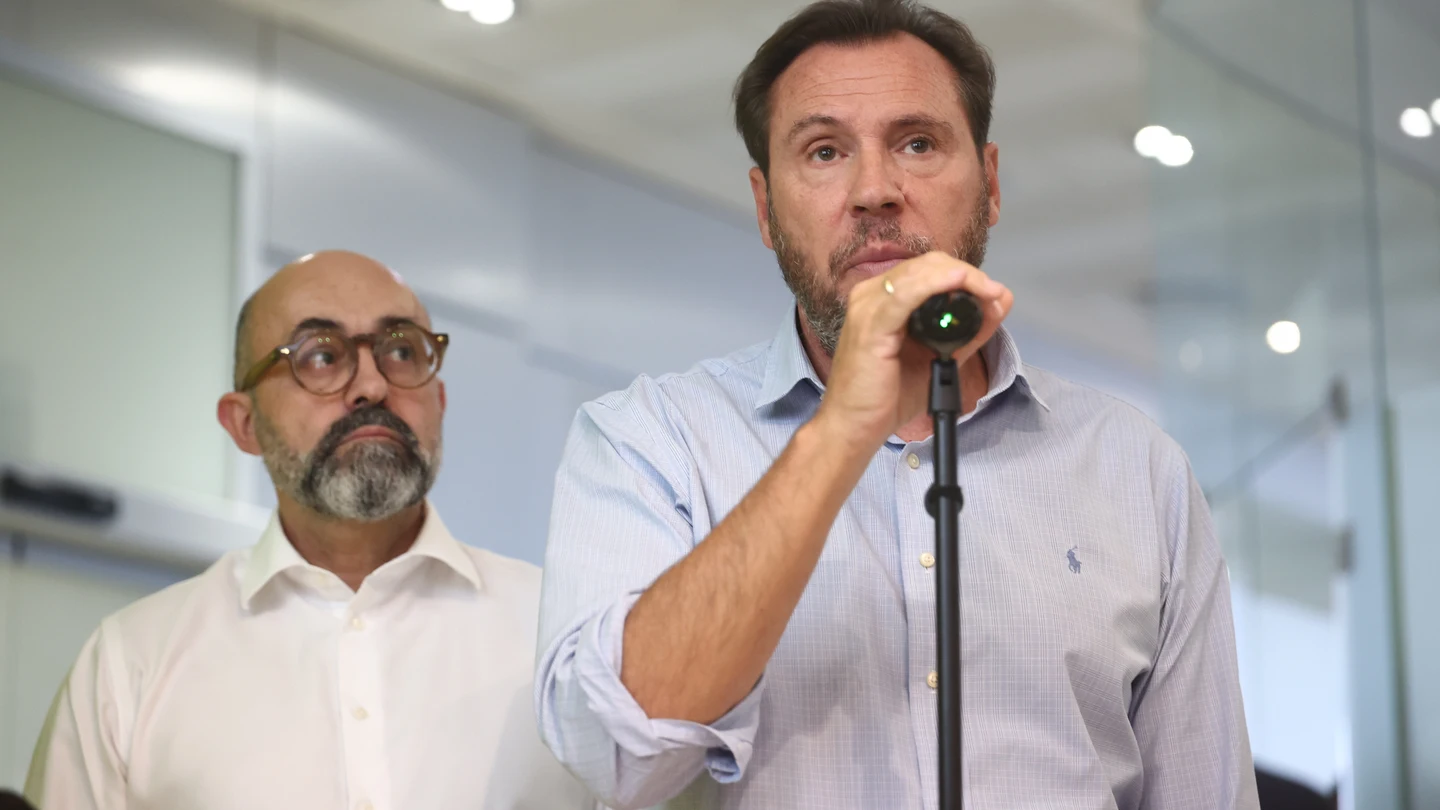 El ministro de Transportes y Movilidad Sostenible, Óscar Puente, durante una rueda de prensa, en el Centro de Gestión de Red H24 de Adif, El ministro de Transportes y Movilidad Sostenible, Óscar Puente, durante una rueda de prensa, en el Centro de Gestión de Red H24 de Adif,