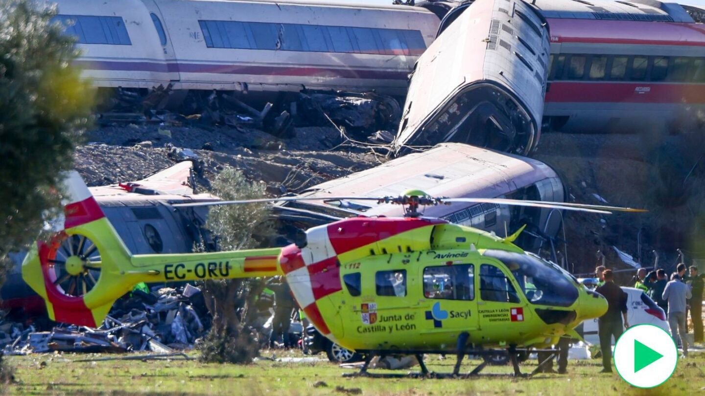 Al menos 30 muertos en el choque de dos trenes de alta velocidad en Toledo: varios vagones han ca&iacute;do por un terrapl&eacute;n