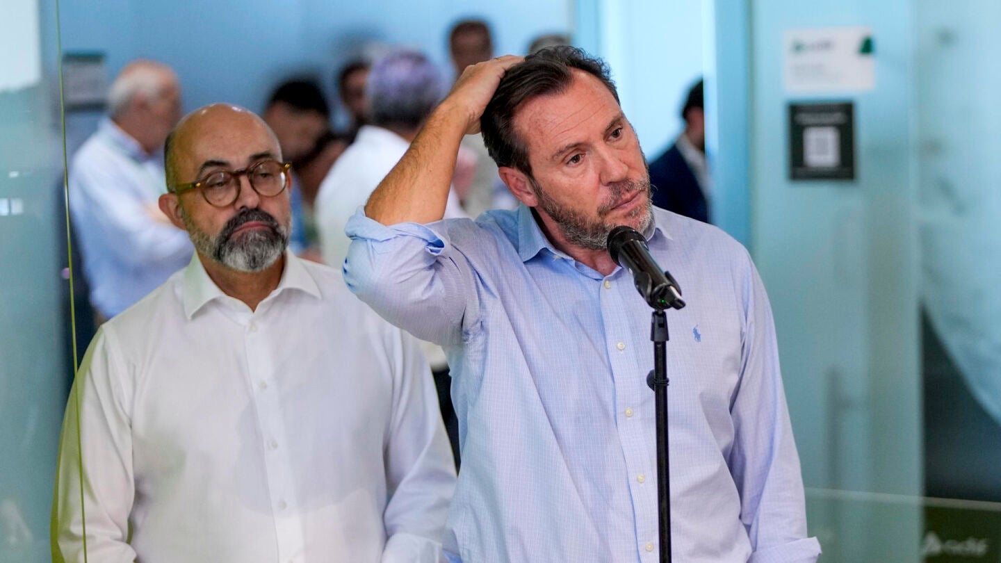 &Oacute;scar Puente comparece ante los medios de comunicaci&oacute;n en el Centro de Control de Adif.