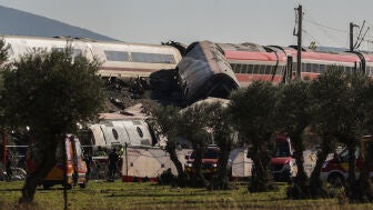 Agentes de los Servicios de Emergencias trabajan en el lugar de los hechos, a 28 de octubre de 2026, en Urda, Toledo, Castilla-La Mancha (Espa&ntilde;a). 