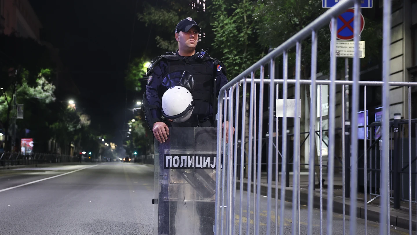 Agentes de la policía antidisturbios serbia en una imagen de archivo Agentes de la policía antidisturbios serbia en una imagen de archivo