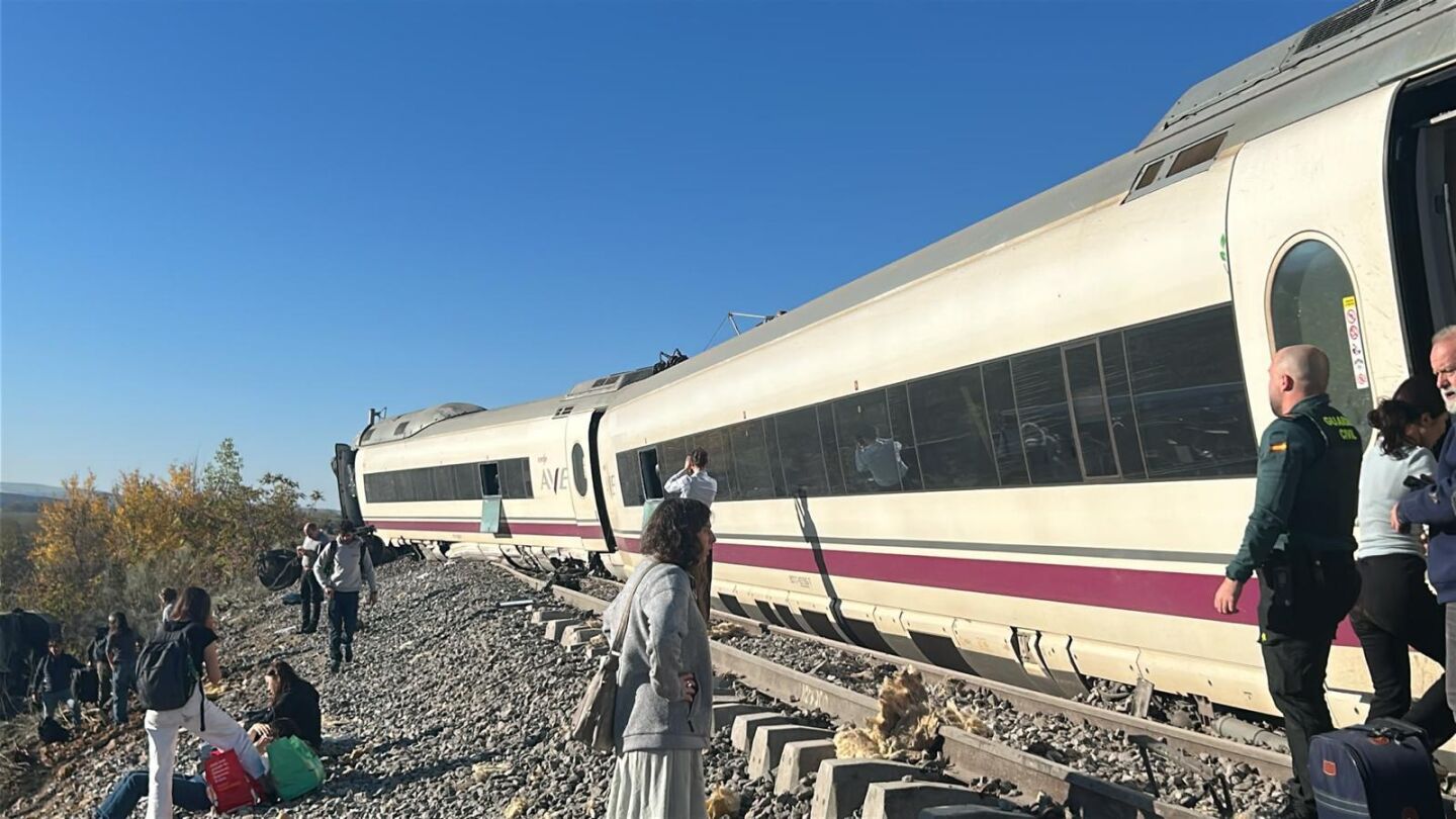 Varios pasajeros, junto al tren AVE accidentado la ma&ntilde;ana del 28 de octubre cerca de Los Y&eacute;benes, en Toledo