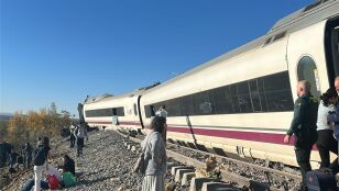 Varios pasajeros, junto al tren AVE accidentado la ma&ntilde;ana del 28 de octubre cerca de Los Y&eacute;benes, en Toledo