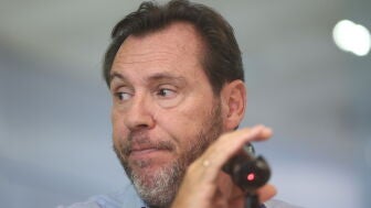 El ministro de Transportes y Movilidad Sostenible, &Oacute;scar Puente, durante una rueda de prensa, en el Centro de Gesti&oacute;n de Red H24 de Adif,