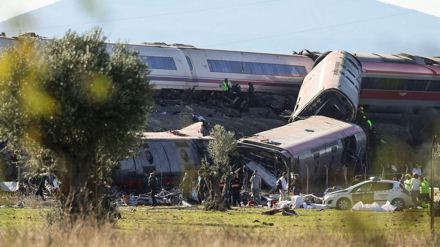 Dos trenes de alta velocidad, uno de Renfe y otro de Iryo, han colisionado a primera hora de este miércoles a la altura de la estación de Urda (Toledo) Dos trenes de alta velocidad, uno de Renfe y otro de Iryo, han colisionado a primera hora de este miércoles a la altura de la estación de Urda (Toledo)