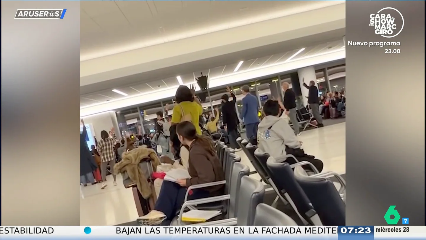 ¿Despegar o limpiar el pis? La insólita votación en un avión tras un percance con un perro ¿Despegar o limpiar el pis? La insólita votación en un avión tras un percance con un perro